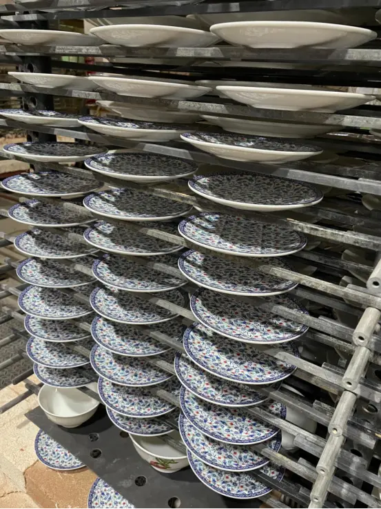 Wholesale dinnerware stock planning for a 300-cover banquet restaurant
