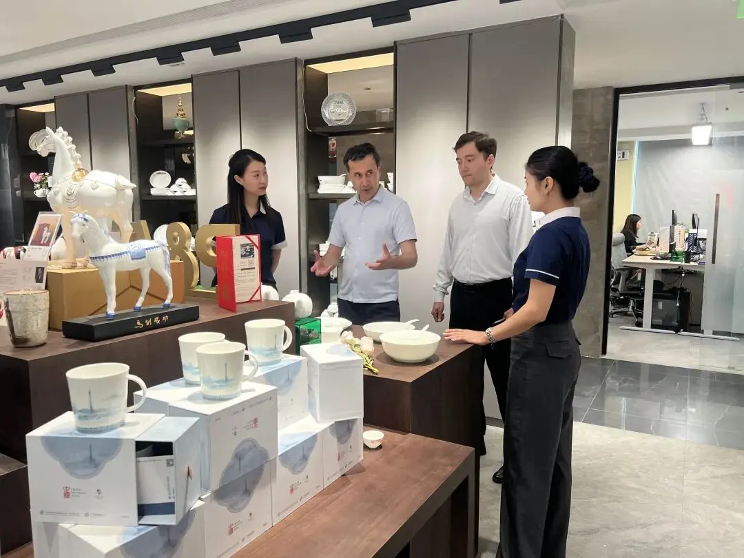 Uzbek commercial consul communicates with PITO team, introducing customized bone china mugs, artistic horse porcelain ornaments and cultural gift series.