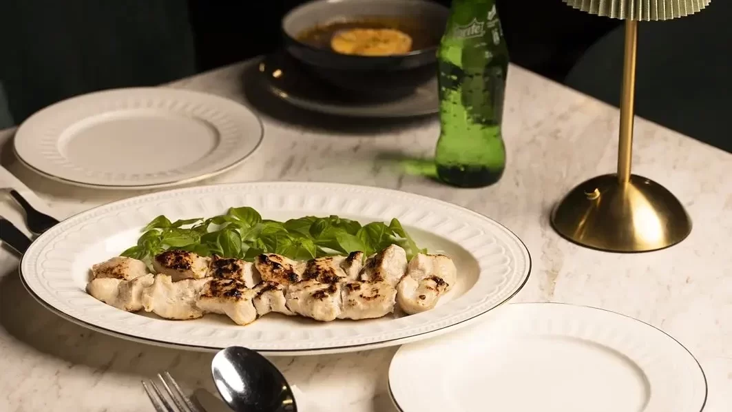 Restaurant dinnerware wholesale plates and bowls sized by restaurant par levels and turnover