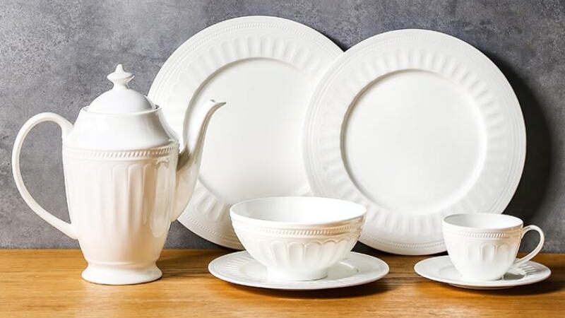 Commercial ceramic dinnerware set for hospitality businesses