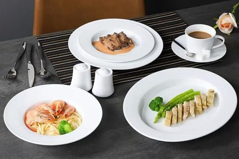 White porcelain plates and bowls for restaurant tableware
