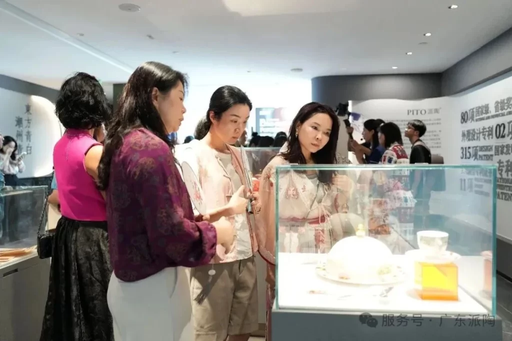 Guided tour of the Chaozhou blue-and-white porcelain cultural center