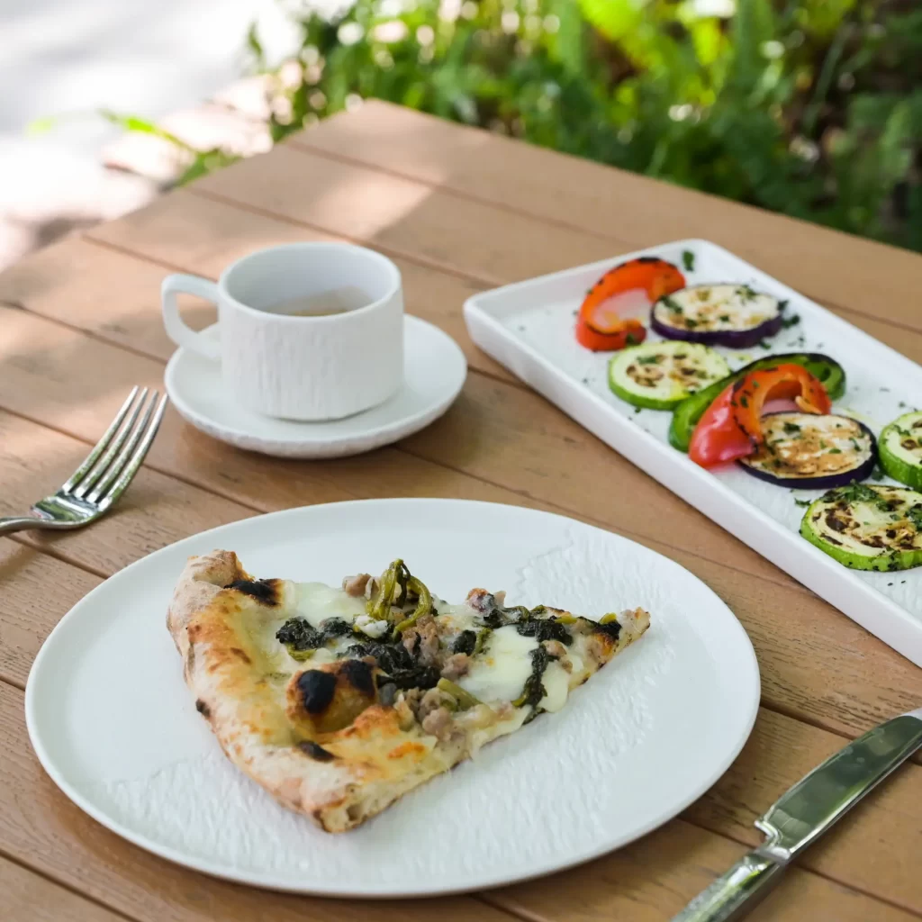 Prato de jantar de cerâmica com borda larga e cavidade profunda para apresentação profissional de alimentos.