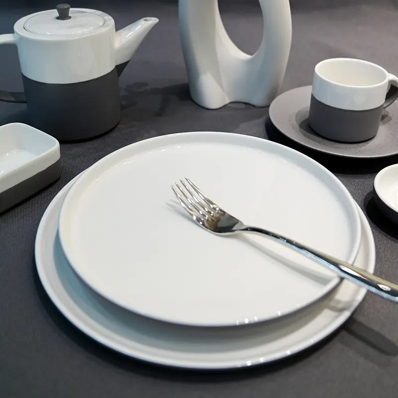 Porzellanteller in Weiß und Grau – P&T Royal Ware