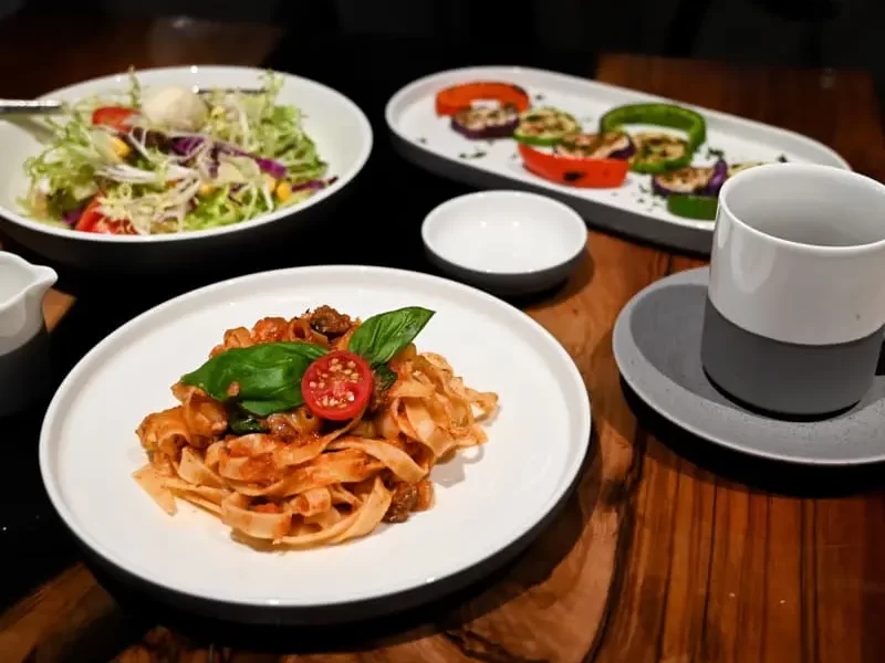 Ceramic plates and bowls produced by a professional dinnerware manufacturer in China